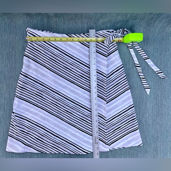 Dakini Faux Wrap Knee Length White Black/Gray Striped Skirt Size Large - Picture 5 of 13